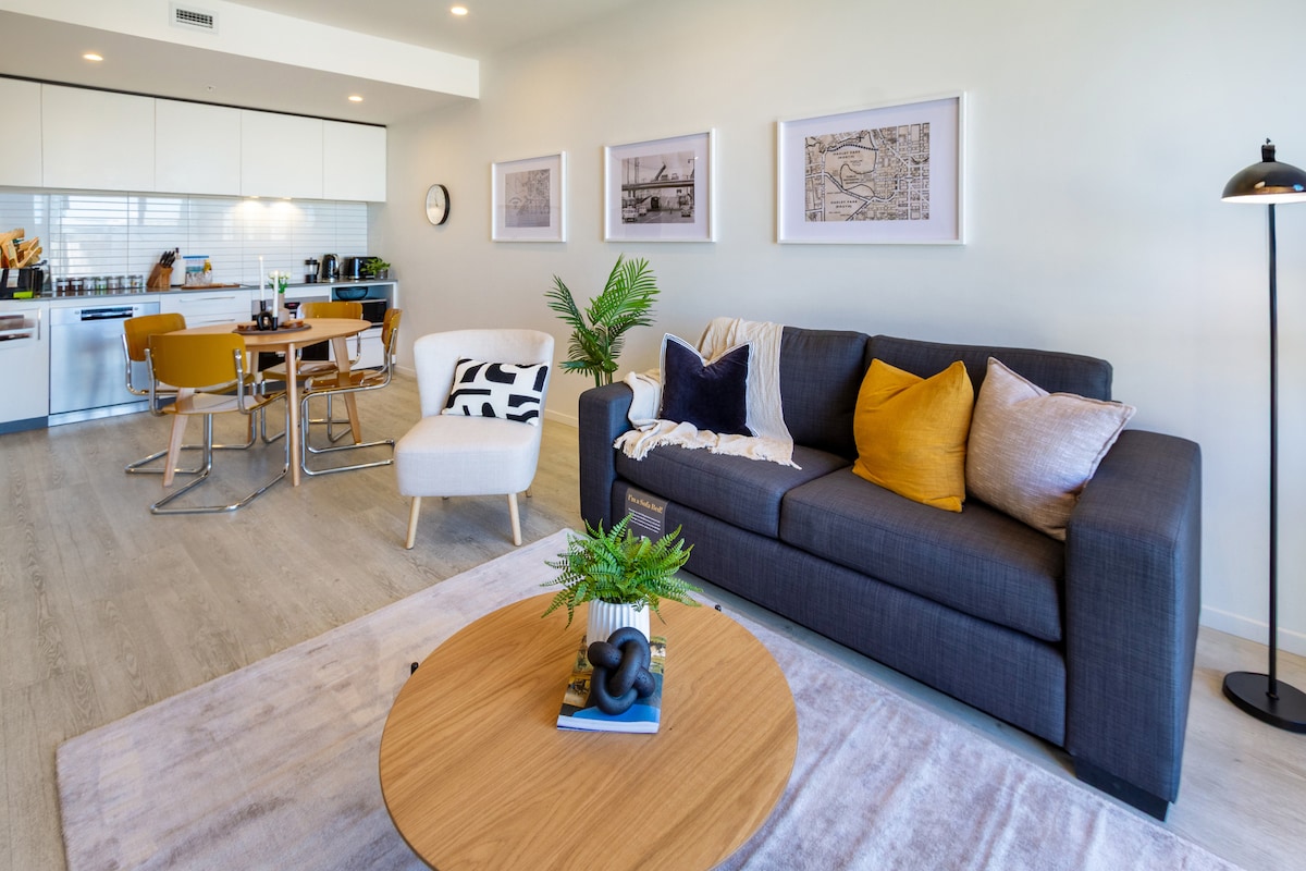 Открито пространство за отдих, хранене и напълно оборудвана кухня.