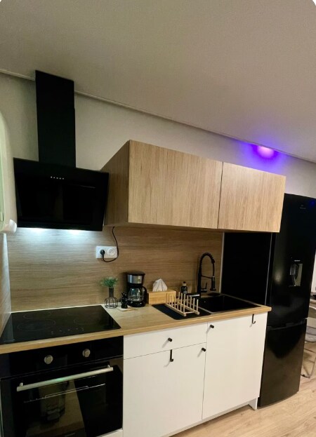 Successful Airbnb property: Unique private hot tub 12-minute walk to the metro in Bobigny