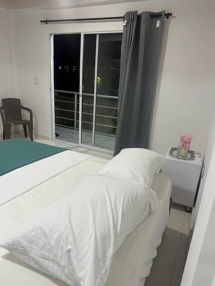 الغرف فسيحة، وتتكون من سريرين مزدوجين، وتكييف هواء، وحمام داخلي خاص.