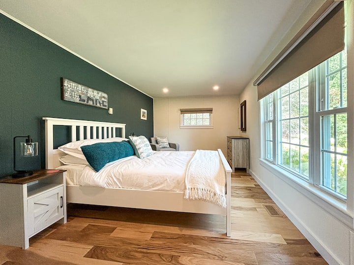 חדר השינה עם מיטת הקווין ממוקם בקומת הקרקע, מחוץ לחדר הגדול, ויש לו נוף לחצר האחורית ולאגם במרחק