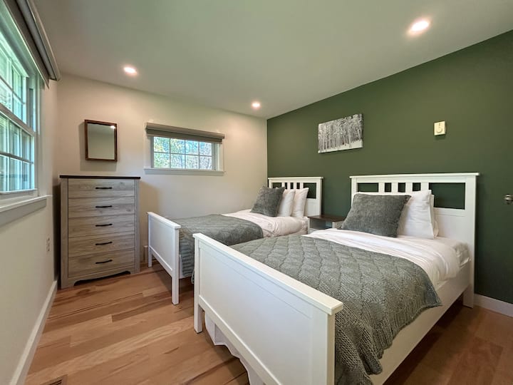 חדר השינה הכפול ממוקם בקומת הקרקע ומופרד מהחדר הגדול על ידי חדר טלוויזיה קטן