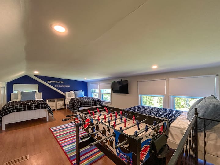 חדר הבונוס הזה מיועד לילדים ואינו נכלל בספירת חדרי השינה בגלל התקרות הנמוכות (5'6" בנקודה הנמוכה ביותר). הכניסה אליו היא דרך גרם מדרגות משלו ממש ליד חדר השינה עם מיטת הקווין סייז. 