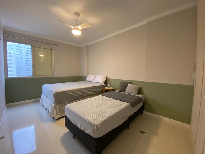 Prostrana soba s bračnim krevetom i krevetom za jednu osobu. Klimatizirani prostor, stropni ventilator i ormarići.