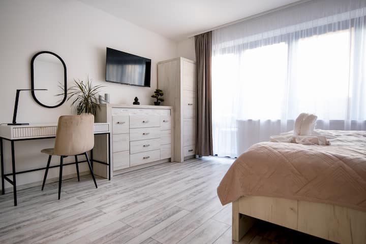 Апартамент 1.
Спалнята разполага с двойно легло за двама души и разтегателен диван за един човек.
Апартаментът разполага и с тераса и балкон.