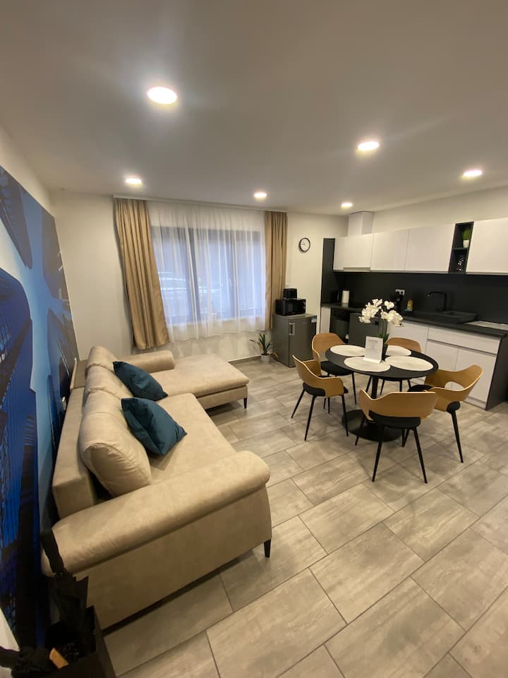 Апартамент 1. Всекидневна с американска кухня. Кухнята е напълно оборудвана и разполага с всичко необходимо, за да готвите лесно. Има ъглов разтегателен диван за двама души.
Този апартамент има тераса и балкон.
