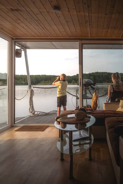 Top performing Airbnb: Sealodge sauna apartment with dinghy & nature experience in Fürstenberg/Havel
