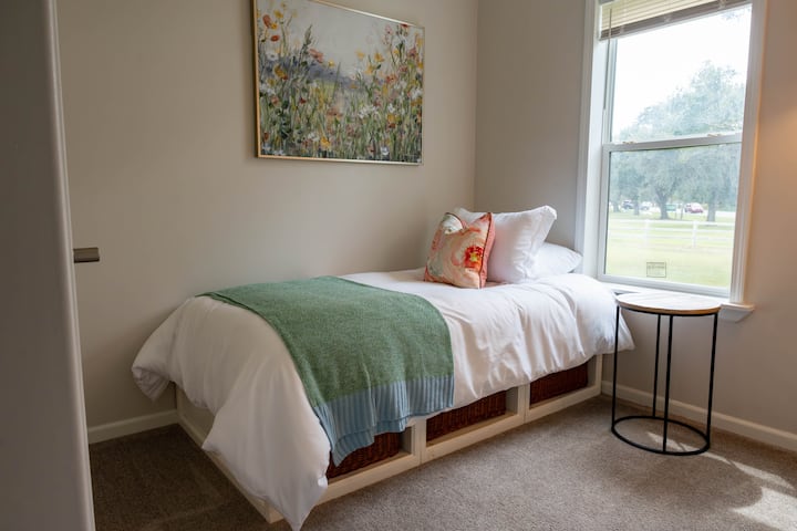 בית גרוב. מיטה זוגית עם שידה.