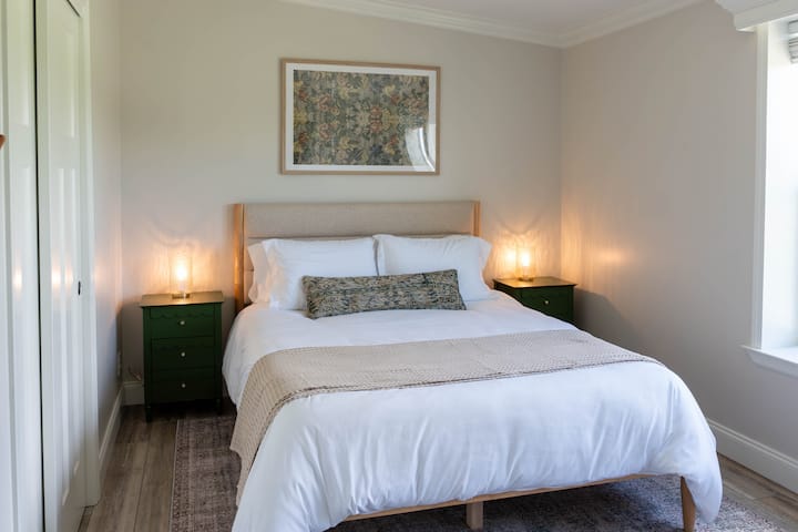 בית האחו. מיטת קווין סייז וארון.