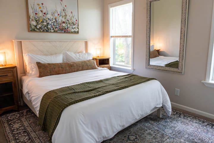 בית גרוב. מיטת קווין סייז עם ארון.