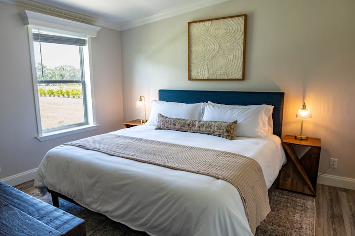 בית האחו. מיטת קינג סייז, ארון ושידה.