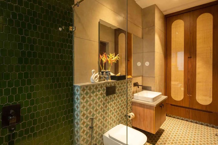 Full bathroom 2 image 1
