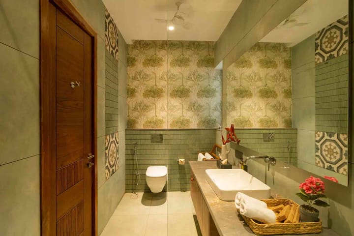 Full bathroom 1 image 1