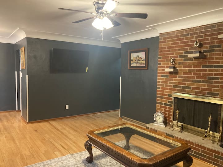 Easy Highway Access House (3queen 2full Size Bed) - Maryville, IL