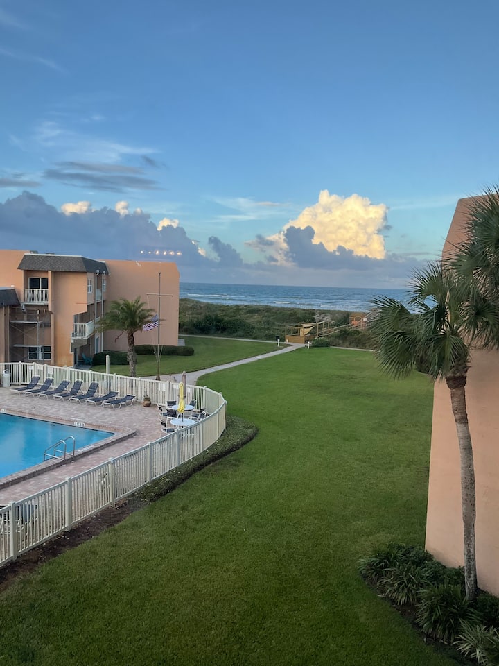 Beach View Cozy Condo - Crescent Beach, FL