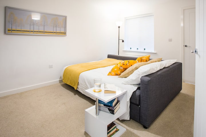 Bright 3-bed 2.5-bath Bolton Home - University of Bolton