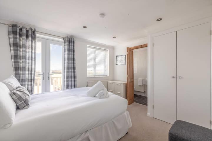 Bright Retreat: Enjoy sunlit mornings in this stylish single bedroom with thoughtful decor!