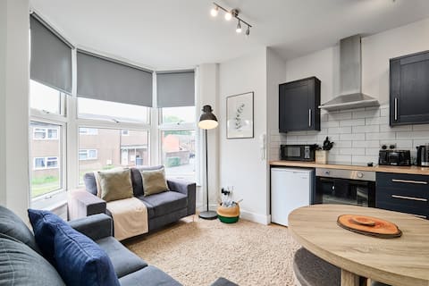 Cosy 2-Bed, 2-Bath Apt | Minutes to the Centre