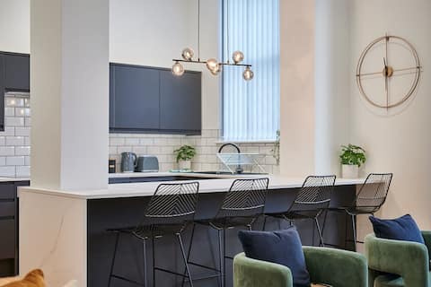 Modern Two 2-beds APTs with 4 bathrooms, sleeps 20