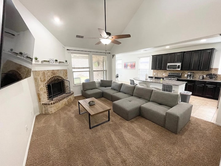Superhost ~ Spacious Home W/ 3 King Beds + Hot Tub - Little Elm, TX