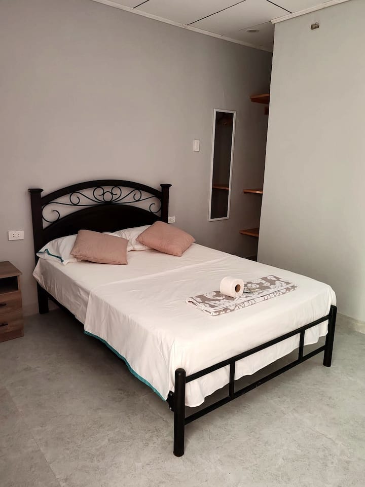 房间凉爽安静，床很舒适。