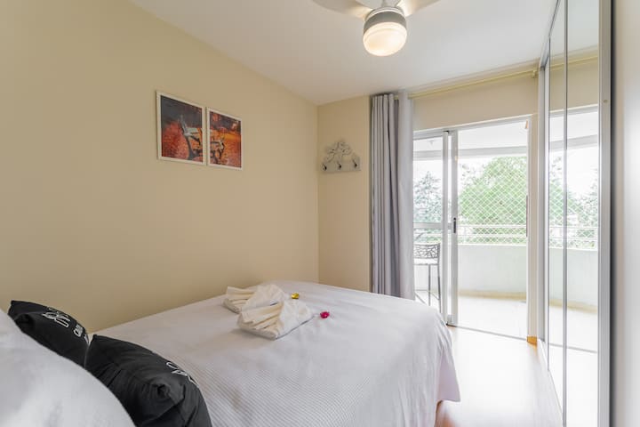 Tu dosis de comodidad en el corazón de la ciudad. Ropa de cama impecable y silencio para recargar energías. Si te gusta un ambiente muy oscuro, solo tienes que usar el apagón y también hay un balcón integrado con vistas al bosque.