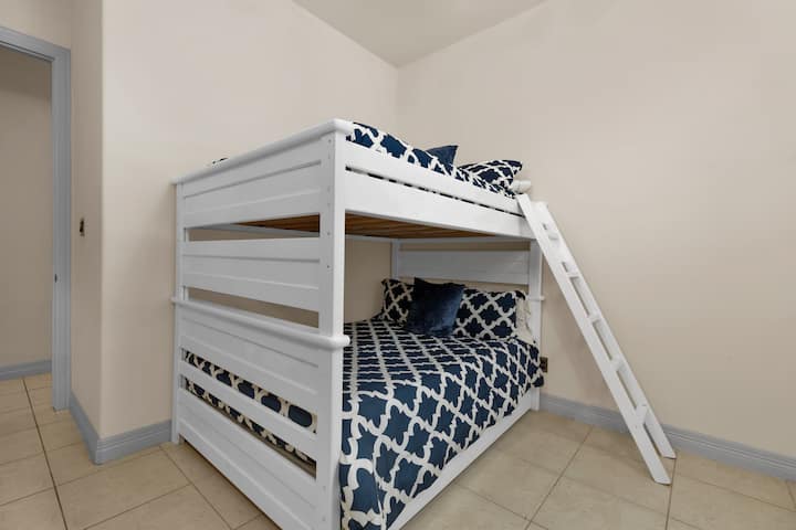 Гостинска спална соба со 2 двокреветни кревета и двоен кревет под долниот спрат. 