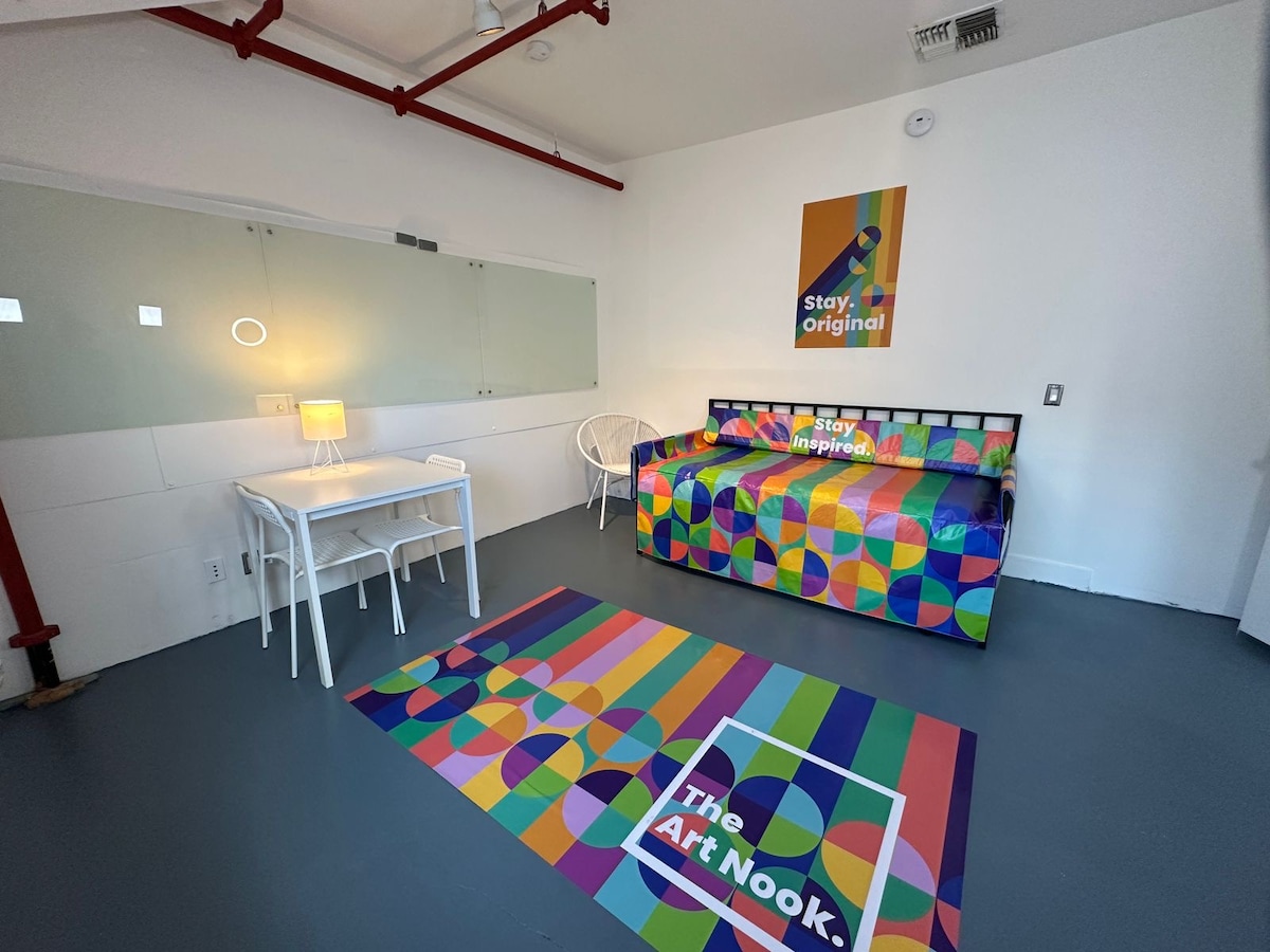 The Art Nook – Creative Room in Hollywood, Coral - Airbnb