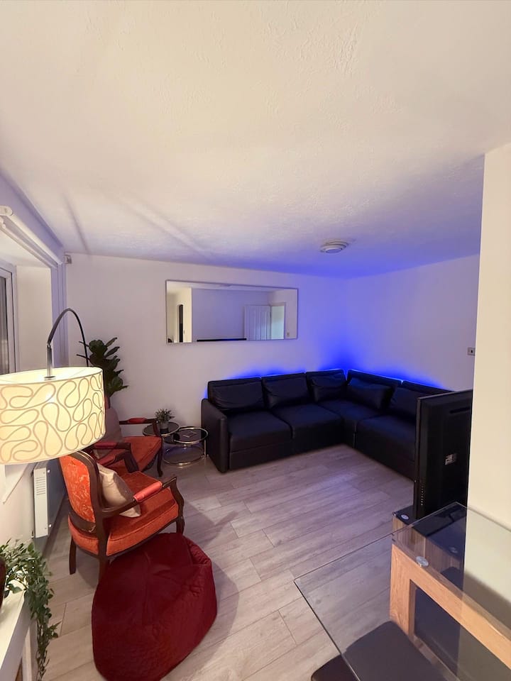 City Access, Modern Apartment – Suburban Calm - Salford