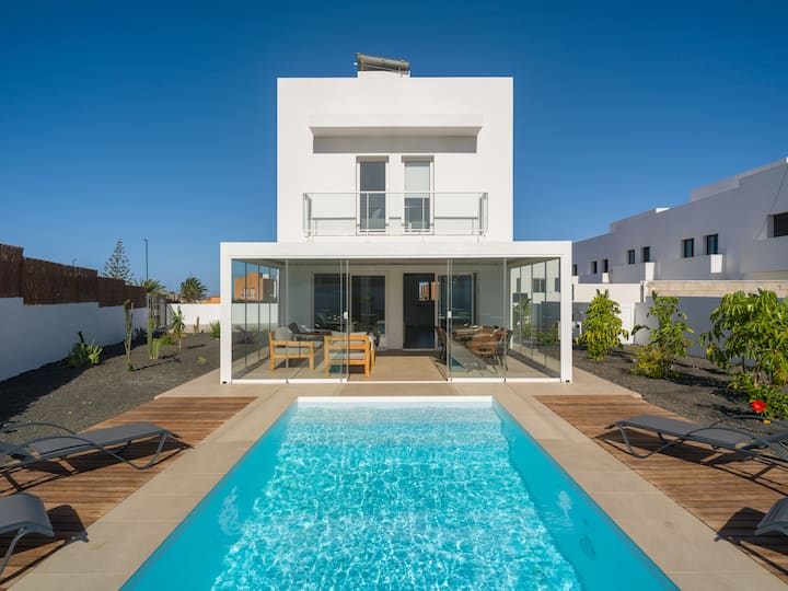 Buena Onda: Modern Design, Heated Pool - Corralejo