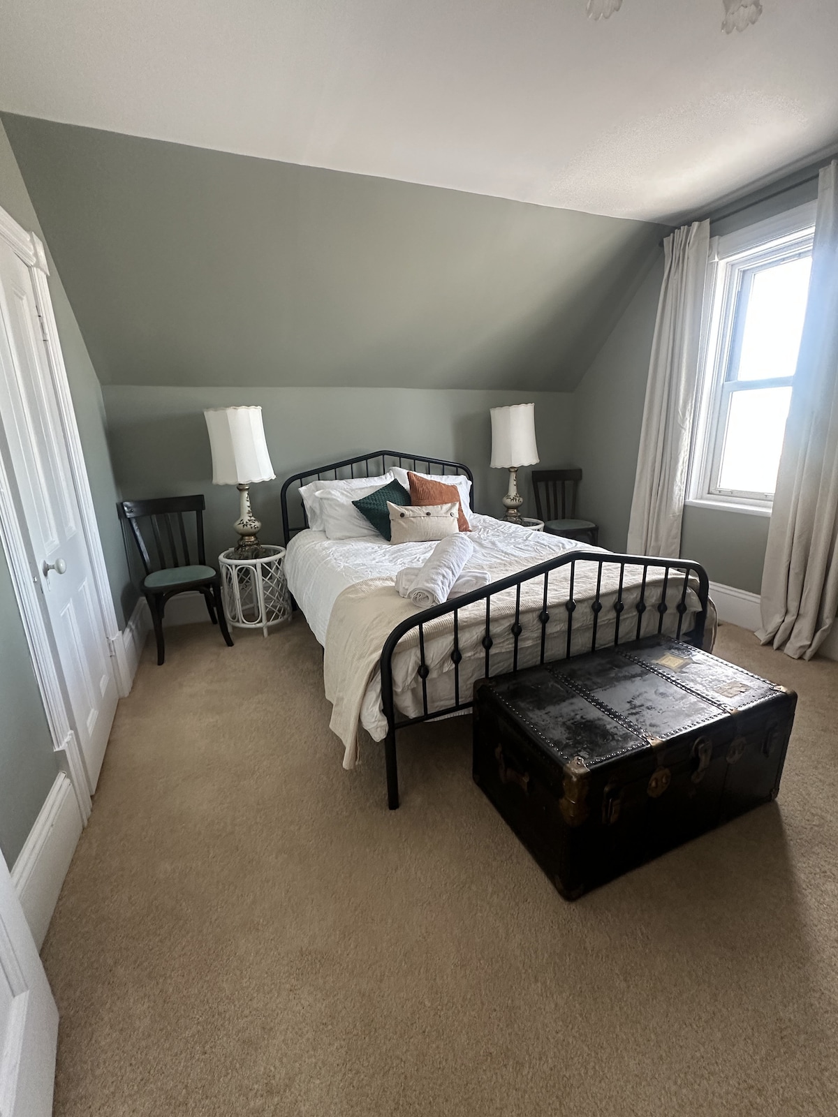 Двойно легло с чисто нов матрак, гел пяна и възглавници, свежи памучни чаршафи и поддържаща рамка за изключителен комфорт. Очарователен античен сандък в долната част на леглото осигурява място за съхранение на багаж и лични вещи.