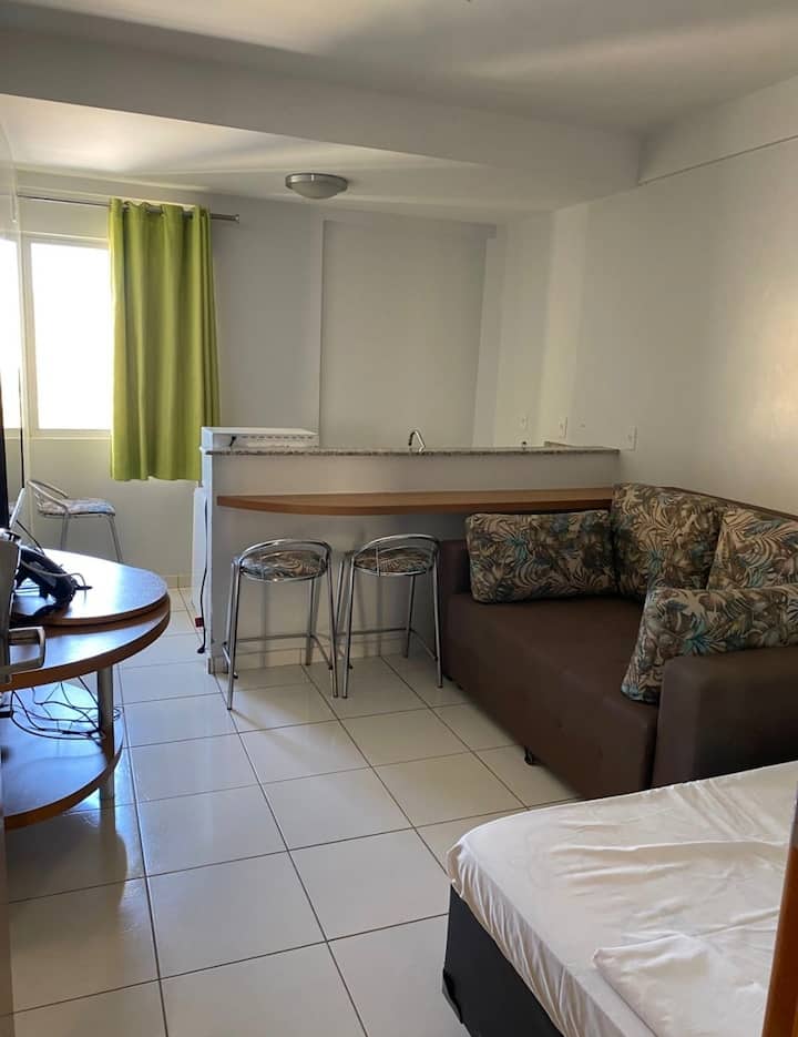 двоен кауч на спуштање, 1 кревет за едно лице, 3 ТВ столчиња, минибар, микробранова печка, фритеза, диспензер за пијалаци, апарат за сендвичи, чајник, шише за кафе, електричен шпорет со 2 рингли и кујнски прибор итн. 