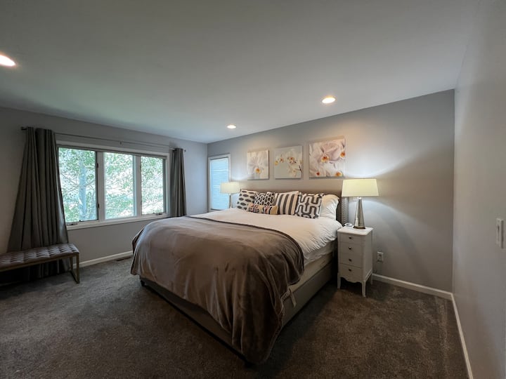 主楼层卧室配备加大双人床记忆泡沫床垫。 无需爬楼梯即可到达。