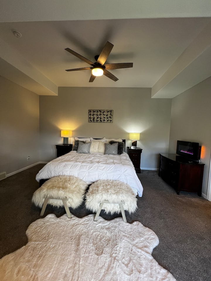 二楼卧室。分体式特温床垫和通往下层甲板的门。