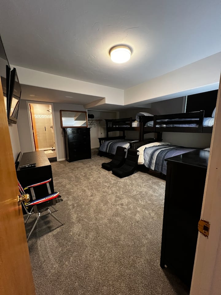 下层双层床房。2张单人床/双层床、游戏、2台电视