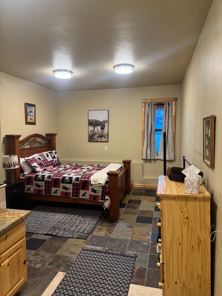 يقع قبالة المرأب.  غرفة النوم الخامسة منعزلة مع مرحاض ودش خاص بها.  مثالي للأشخاص الذين يريدون مسكنهم الخاص.