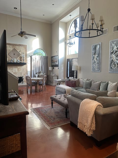 Popular Airbnb listing: Luxury Home in Oak Hills in Near Northwest