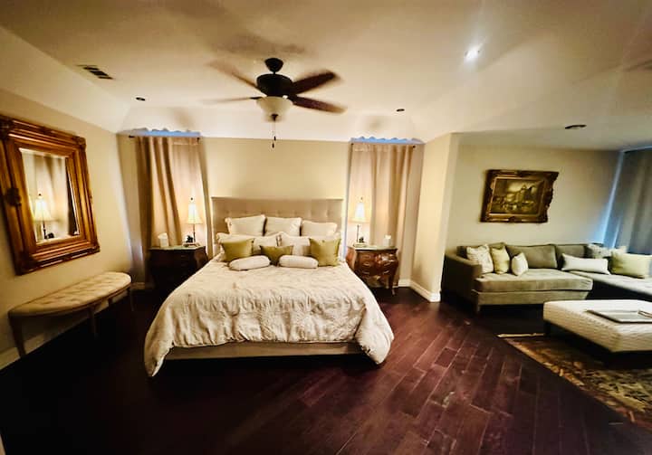 Hii ni Chumba kikuu cha Ghorofa ya Pili. Ina sebule na chumba chake cha kusomea. 