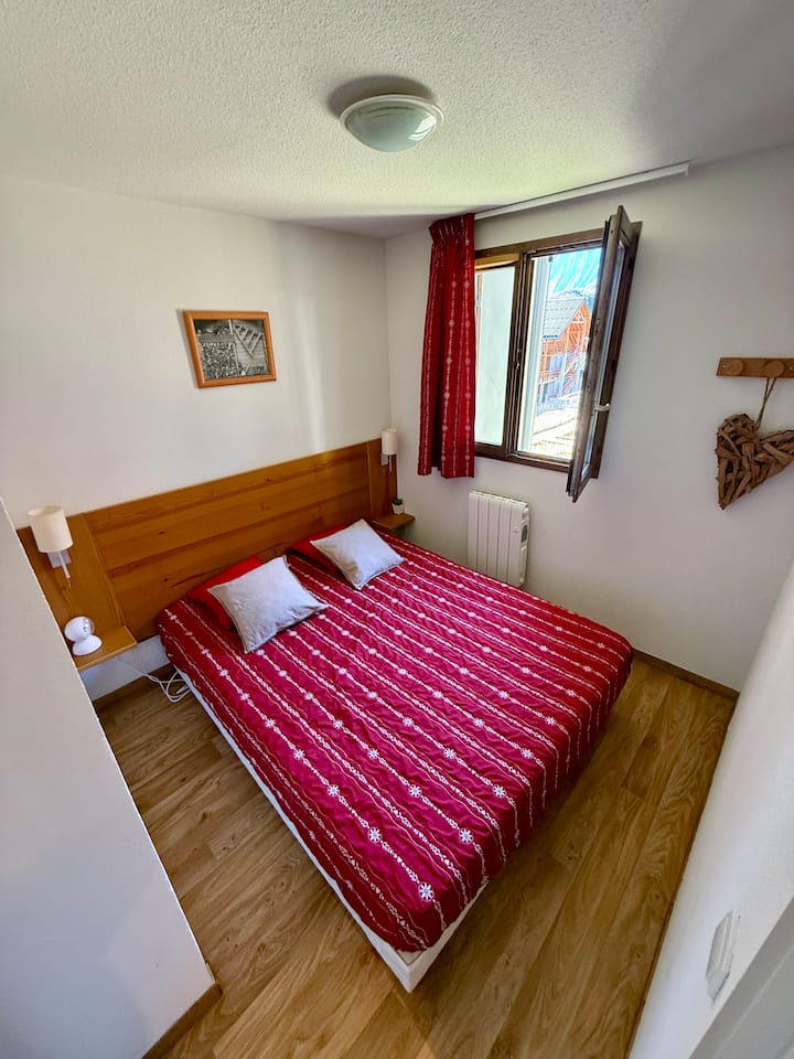 Големи плакари на страната со повеќе приклучоци на секоја страна од креветот. 
Достапни се дополнителни јоргани, перници и ќебиња. 
Греење во собата