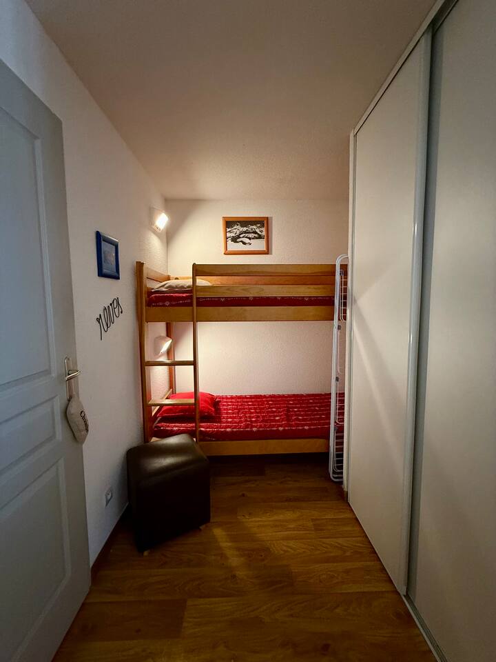 Голем шкаф на страната. 
Достапни се перници, ќебиња и јоргани за сите сезони. 