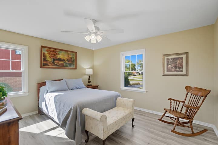 Пространа главна спална соба со голем кревет, мека постелнина и топла природна светлина.  Мирно прибежиште со доволно простор за плакар и складирање, дизајнирано за спокојна ноќ за време на продолжен престој.