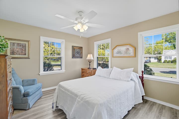 Оваа соба на агол нуди обилна природна светлина, како и простор во плакарот.   Нежна утринска светлина – практично, мирно и совршено за секој престој.