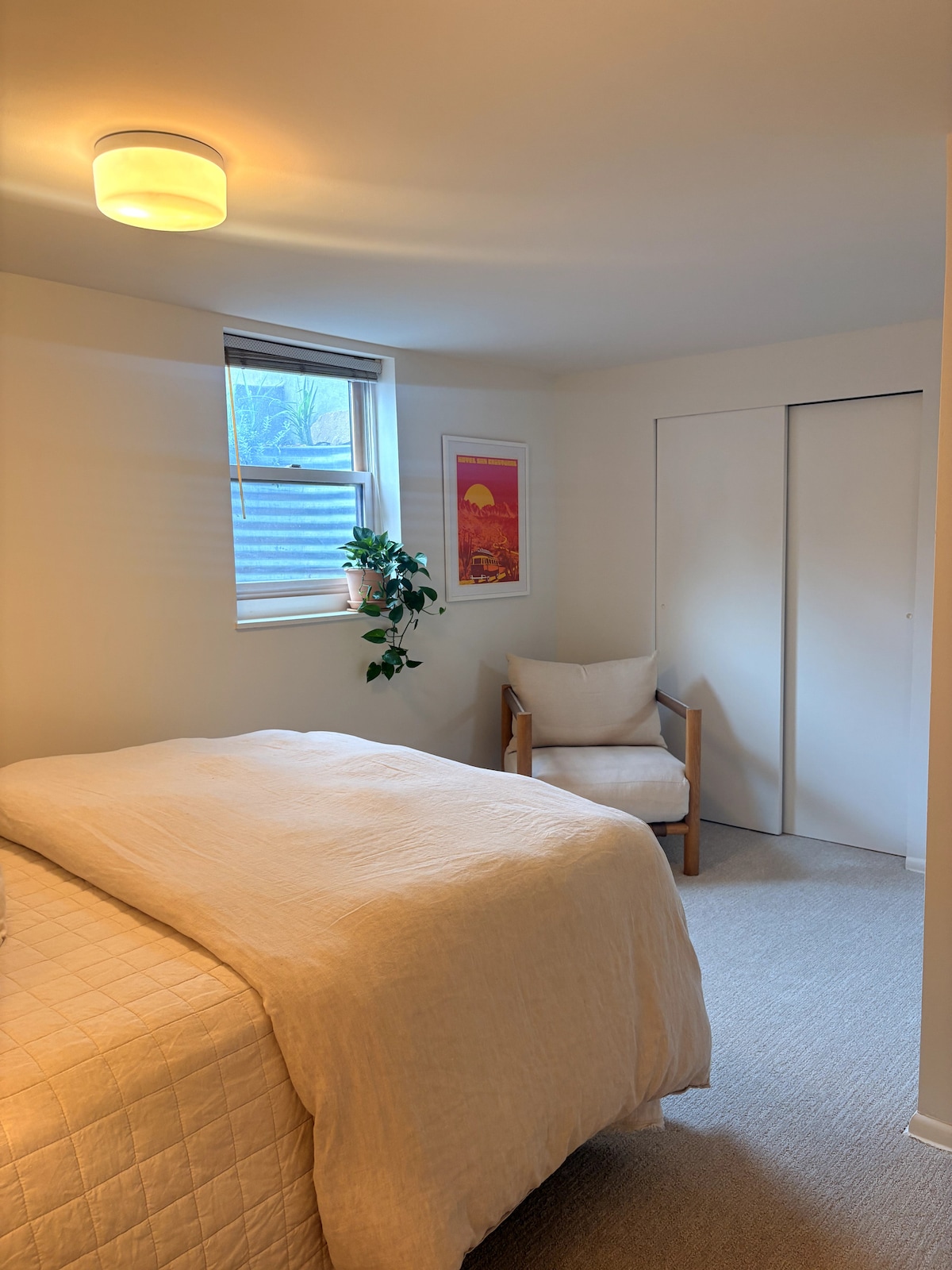 جناح خاص محايد اللون يضم خزانة ونافذة وأغطية سرير بروكلينين ووست إلم وسجادة جديدة تمامًا - بجوار حمام خاص ومنطقة معيشة خاصة إضافية مع مجموعة كاملة من الكتب. لديك ملاذك الصغير المريح. 