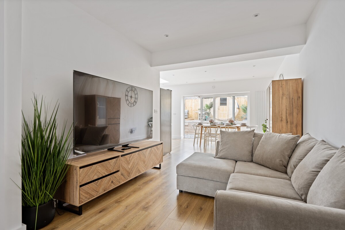 Successful Airbnb property: Casa Retreat: Luxury Spa Escape | Sauna | Hot Tub in Studland