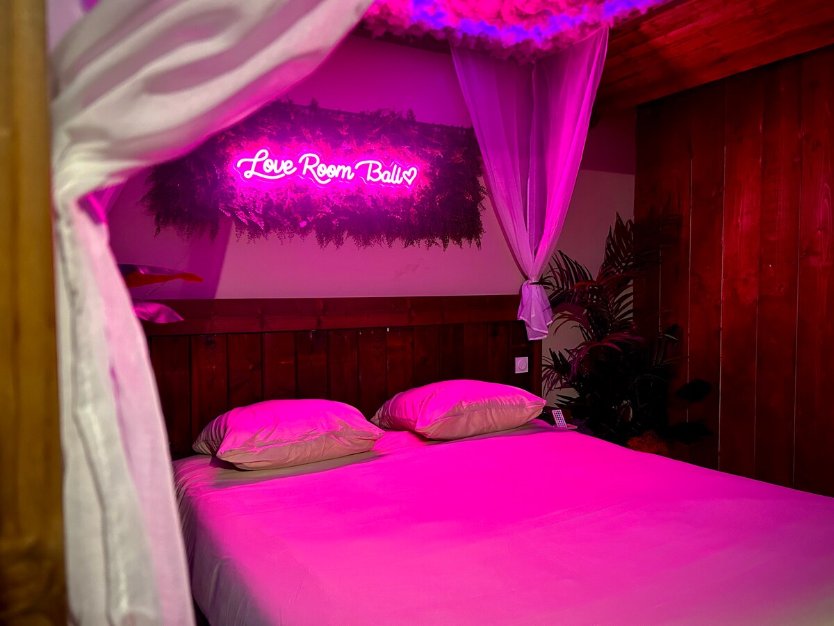 Popular Airbnb listing: LoveRoom Bali - Jacuzzi Sauna in Metz