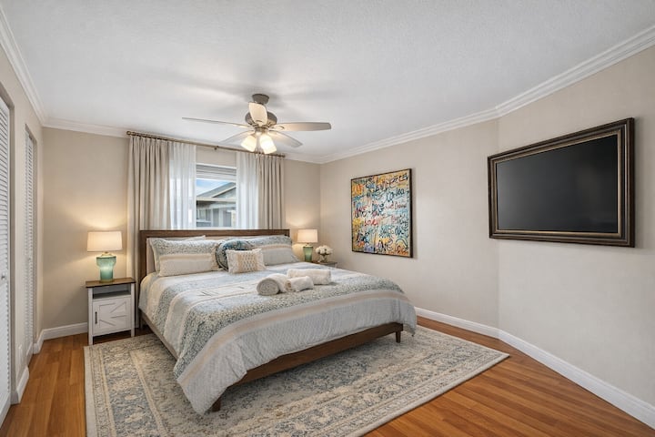 Chambre 1 : lit king size, télévision 55", grande fenêtre avec vue sur la cour, draps 100 % coton, stores occultants.