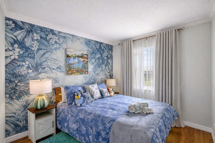Cette chambre adaptée aux enfants dispose d'un lit queen size et d'un placard rempli de jouets, de livres et de nombreuses choses intéressantes pour les enfants. PAS DE TÉLÉVISION, intentionnellement conçu pour favoriser la détente et de nouvelles activités