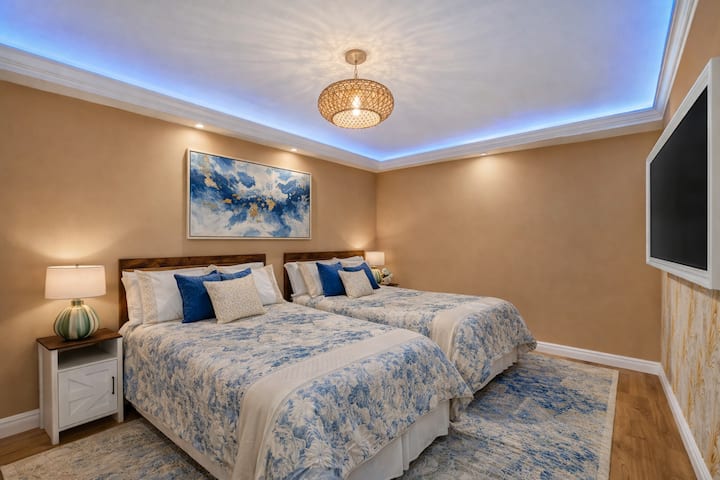 Deux lits queen size, télévision connectée 65", salle de bain attenante