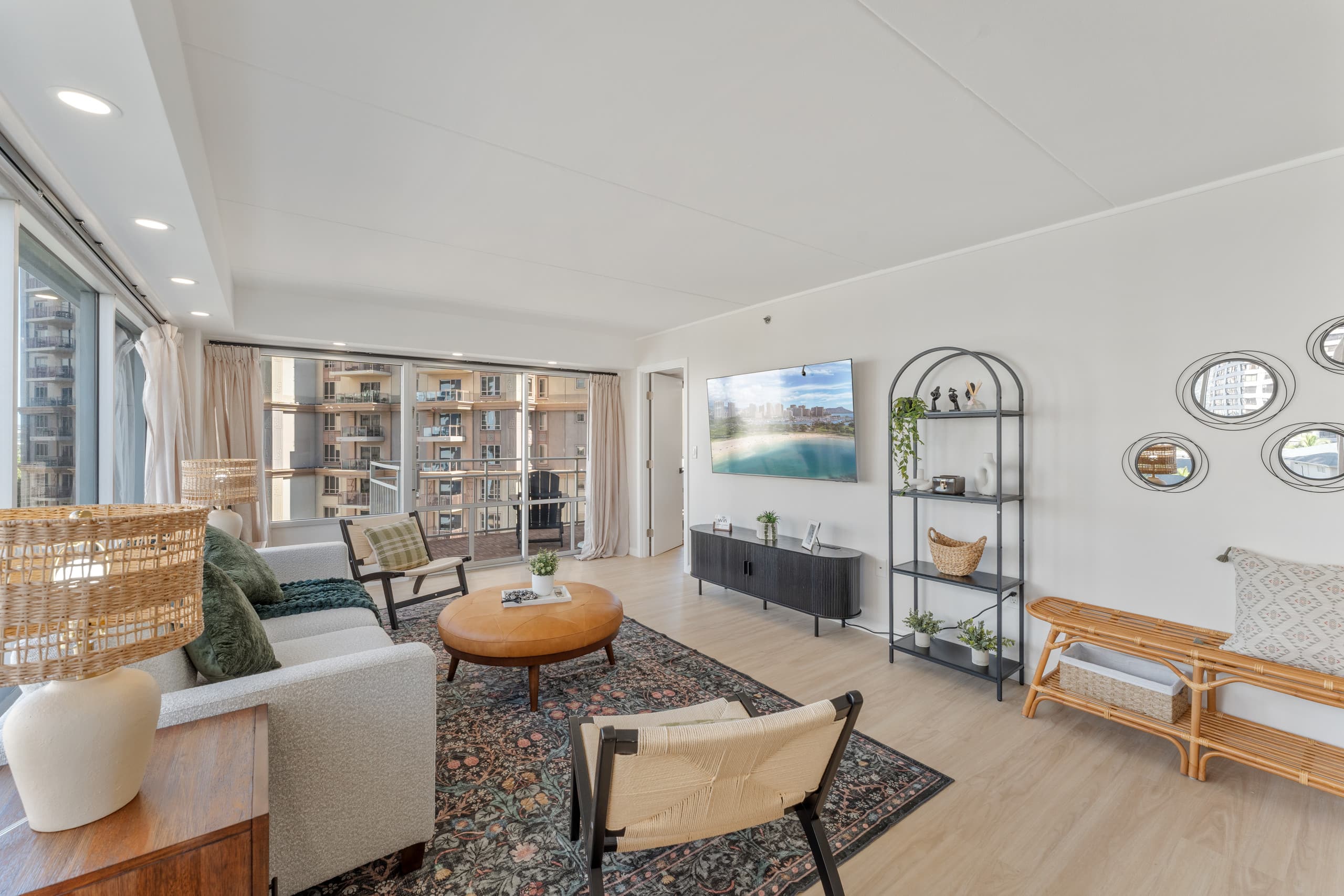 Fully Renovated Beautiful 2bdrm @ Ilikai - Image 4