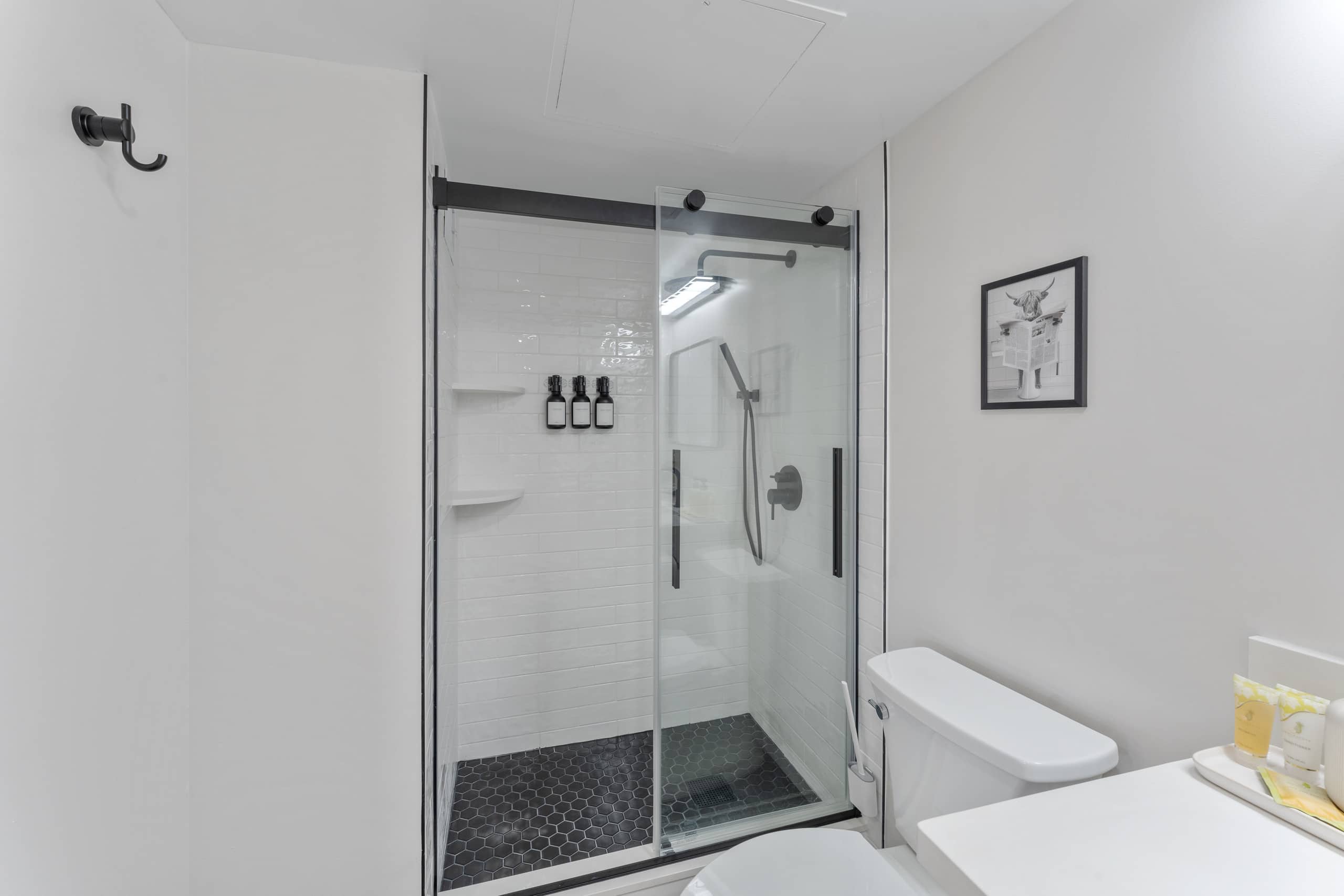 Fully Renovated Beautiful 2bdrm @ Ilikai - Image 34