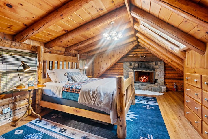 Stražnja spavaća soba u brvnarici ima plinski kamin i privatnu kupaonicu.